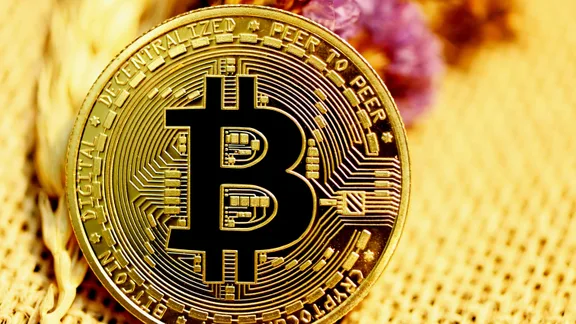 Биткоин обновил локальный максимум выше $82 000 и откатился к $81 000