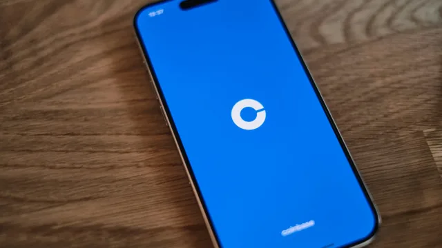 Глава Coinbase признал провал токенов авторов и смену курса на ИИ-агентов