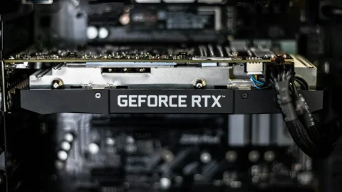 RTX 5090 продают в комплектах с восемью материнскими платами на фоне дефицита