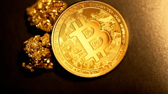 Эксперты зафиксировали синхронное движение биткоина и физического золота