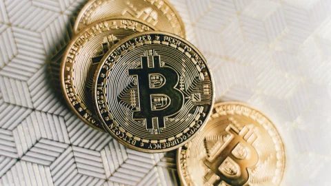Аналитик PlanB допустил снижение биткоина до $52 000