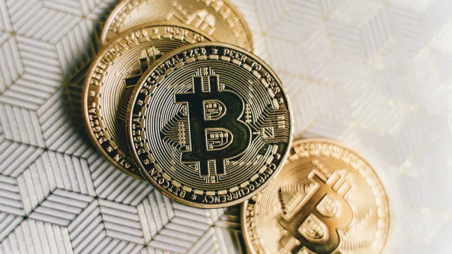 Аналитик PlanB допустил снижение биткоина до $52 000