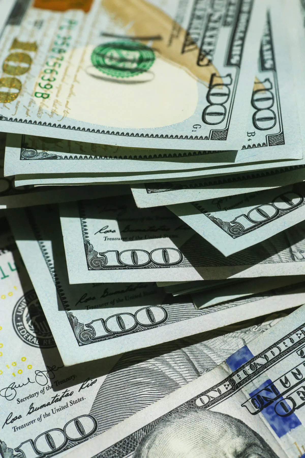 Артур Хейс вложил почти $1 млн в токены протокола Ethena