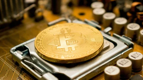 On-Chain data signals Bitcoin miner capitulation as margins drop below 5%