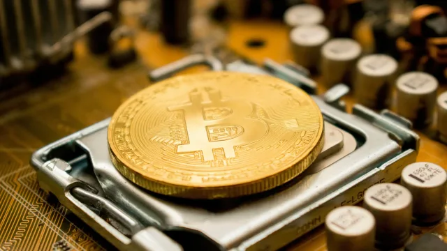 On-Chain data signals Bitcoin miner capitulation as margins drop below 5%