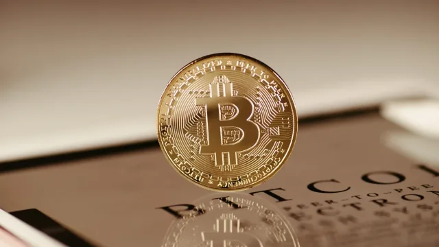 Биткоин рухнул до $59 000 на фоне 13-месячного максимума индекса доллара