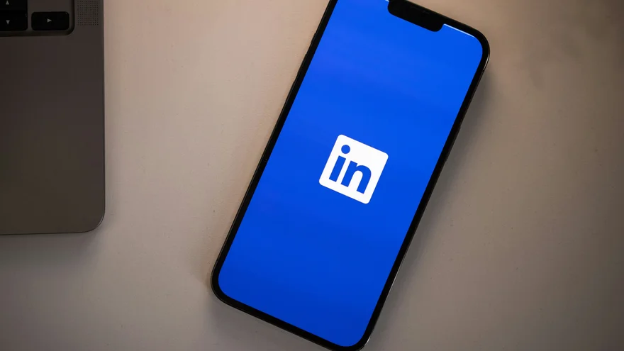 LinkedIn расширяет проверку профессиональных профилей