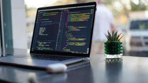 Еврокомиссия начала применять штрафные санкции к разработчикам ИИ-моделей