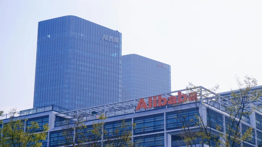 Alibaba привлечет $10,2 млрд через размещение акций для развития ИИ