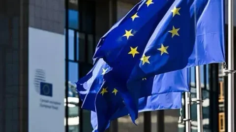 В Евросоюзе начали действовать правила маркировки ИИ-контента
