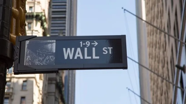 Уолл-стрит закрылась в минусе: доходность UST на максимуме за год, Nasdaq просел сильнее всех