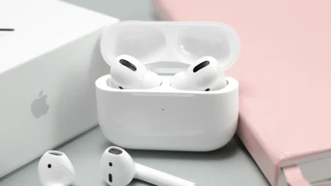 В коде macOS нашли видео с AirPods, оснащенными встроенной камерой