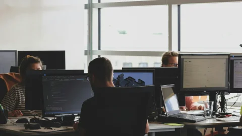 Платформа TechCrunch: ИИ стал главным оправданием для массовых увольнений в IT-секторе