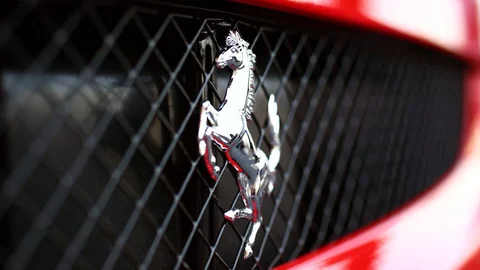 Акции Ferrari рухнули после презентации первого электромобиля Luce со спорным дизайном от экс-дизайнера Apple