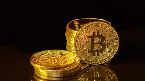 Strategy's market capitalization falls below Bitcoin reserves for the first time, putting Michael Saylor's model at risk