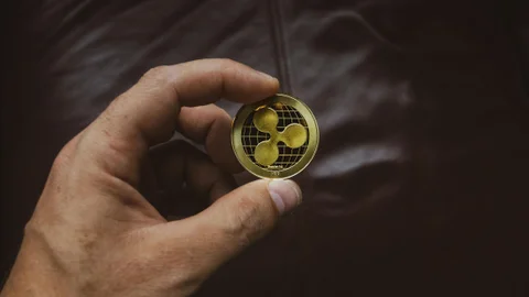 «Киты» выходят в кэш: держатели XRP перевели на биржи $650 млн из-за конфликта на Ближнем Востоке