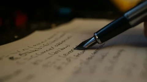 Видеоблогер Хэнк Грин приостановил работу нескольких каналов после критики за использование ИИ в сценариях