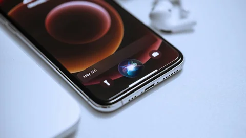 Apple представила Siri AI: новый умный ассистент с пониманием контекста и экрана