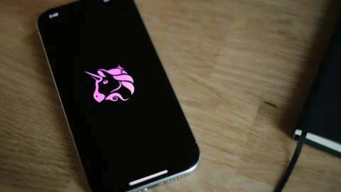 Uniswap запустила сервис Pools trade для создания мемкоинов на Robinhood Chain